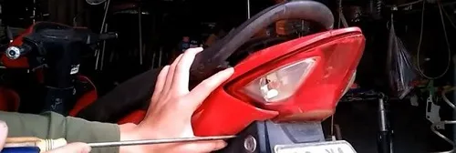 Hinh anh minh hoa thao tac su dung moc sat tu che de mo cop xe Honda Wave Alpha bi mat chia