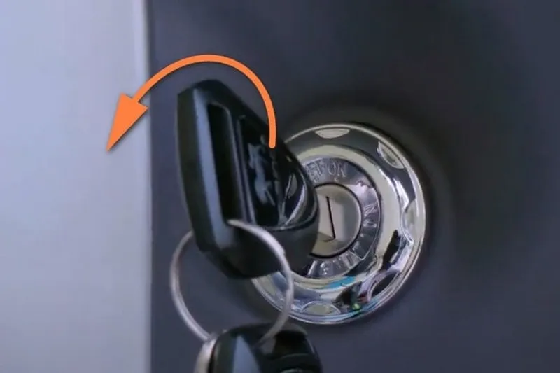 Mở cốp xe Wave RSX bằng chìa khóa cơ đúng kỹ thuật