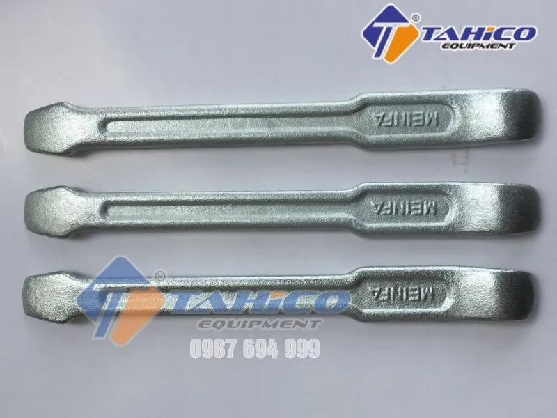 Bộ dụng cụ móc lốp xe máy truyền thống bao gồm lơ-via, kìm và dung dịch bôi trơn cần thiết