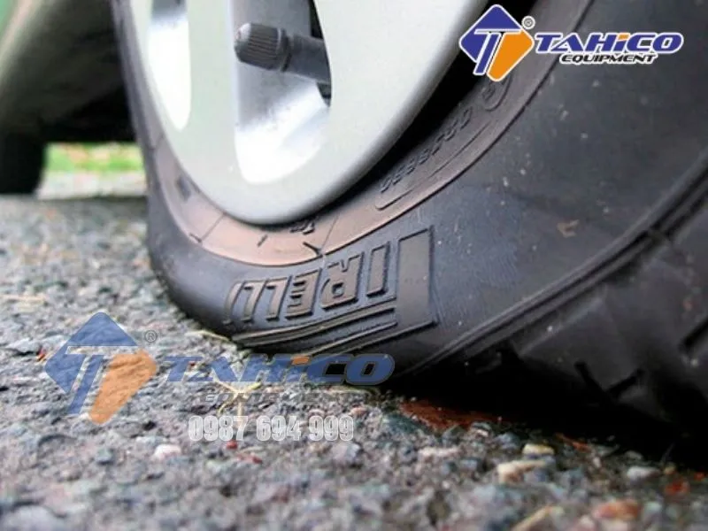 Chuyên gia đang thực hiện quy trình tháo lốp xe máy để kiểm tra sửa chữa săm và vành bánh xe