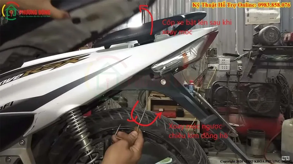 Thao tác xoay móc câu chốt ngược chiều kim đồng hồ để mở cốp xe Wave bị mất chìa khóa