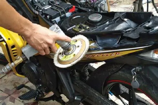 Quy trình chuẩn bị bề mặt và xả nhám đúng kỹ thuật trước khi sơn nhựa xe máy