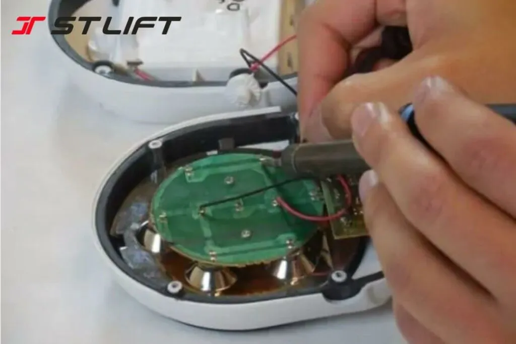 Kiểm tra và bôi keo tản nhiệt chất lượng cao giúp tối ưu hóa hệ thống tản nhiệt cho đèn LED