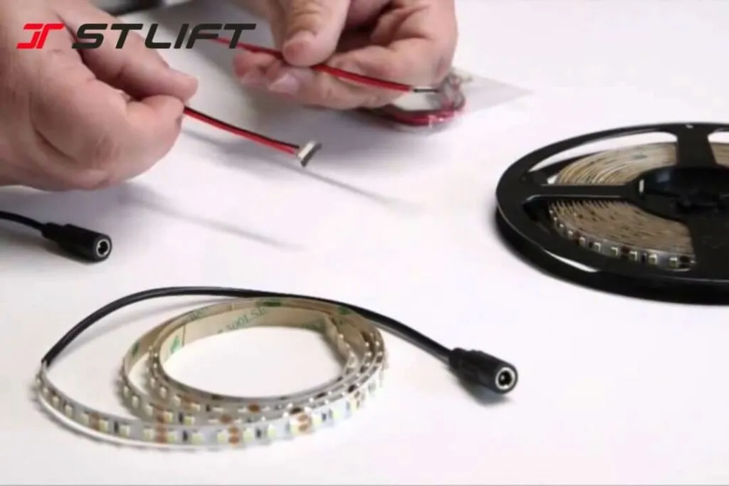 Dây dẫn điện trong hệ thống xe máy bị hỏng hóc hoặc đứt đoạn, cần được sửa chữa hoặc thay thế ngay lập tức