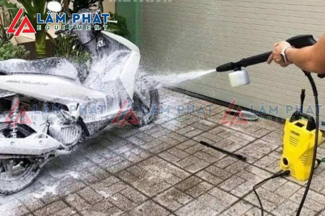 Điều chỉnh khoảng cách giữa vòi phun và bề mặt rửa xe để kiểm soát áp lực nước