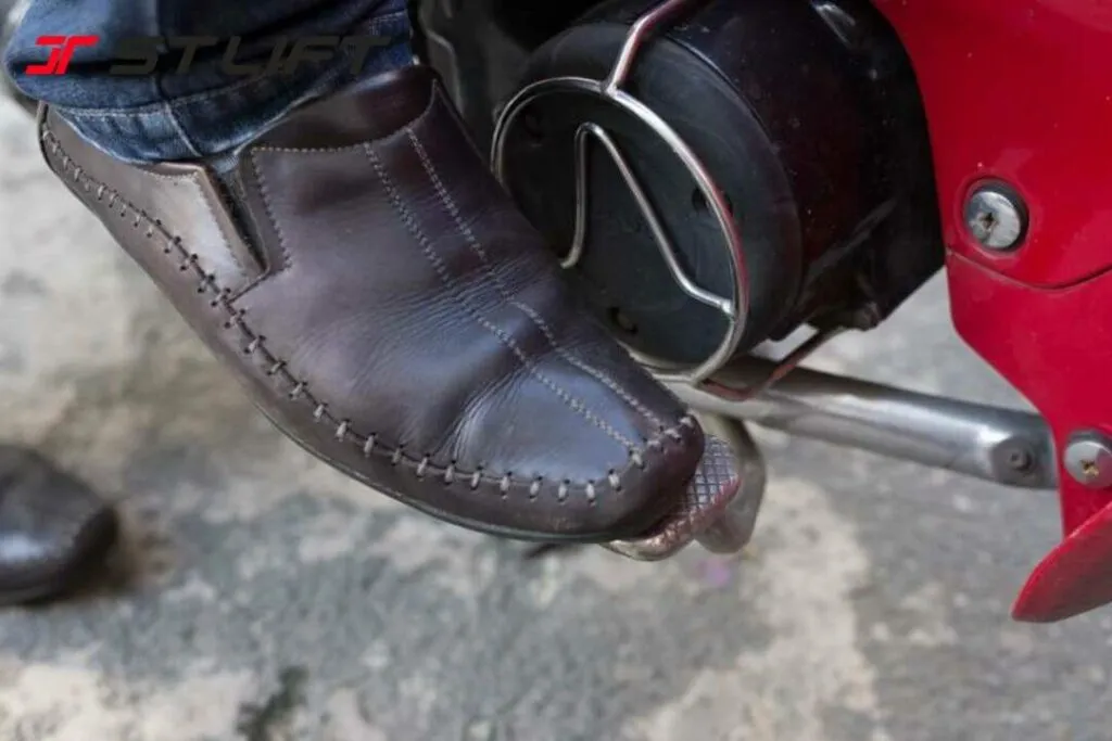 Hình ảnh chi tiết cơ cấu tăng chỉnh phanh sau (thắng đùm) trên bánh xe, nhấn mạnh vào vị trí của ốc điều chỉnh.