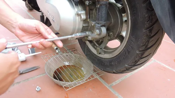 Hướng dẫn cách tự thay nhớt xe máy: Quy trình xả sạch nhớt động cơ cũ