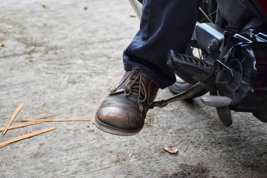 Kỹ thuật và tư thế đạp cần nổ xe máy dứt khoát khi xe không đề được