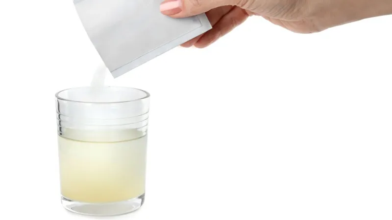 Hình ảnh bệnh nhân đang uống nước bù điện giải (Oresol) sau khi bị bỏng nặng, một phần quan trọng trong cách xử lý bị bỏng bô xe máy