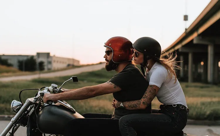 Cặp đôi áp dụng cách ôm bạn trai khi đi xe máy thể hiện sự tin tưởng tuyệt đối vào ban đêm