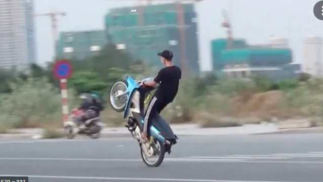 Tư thế bốc đầu xe Wave táo bạo, một người lái trên đường vắng thể hiện kỹ năng cao