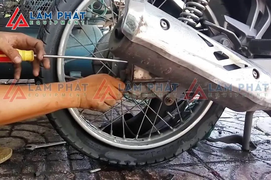 Chi phí dịch vụ và quy trình thay săm xe máy chuyên nghiệp tại tiệm sửa chữa uy tín