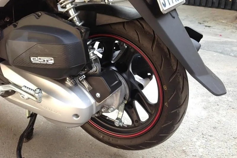 Lốp xe Honda Air Blade 125 chi tiết với rãnh thoát nước sâu