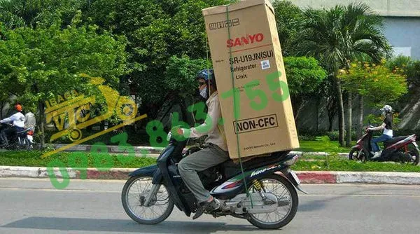 Hình ảnh thực tế một xe Wave đang chở hàng cồng kềnh, minh họa tải trọng tối đa mà allintitle:xe wave chở được bao nhiêu kg thực hiện được