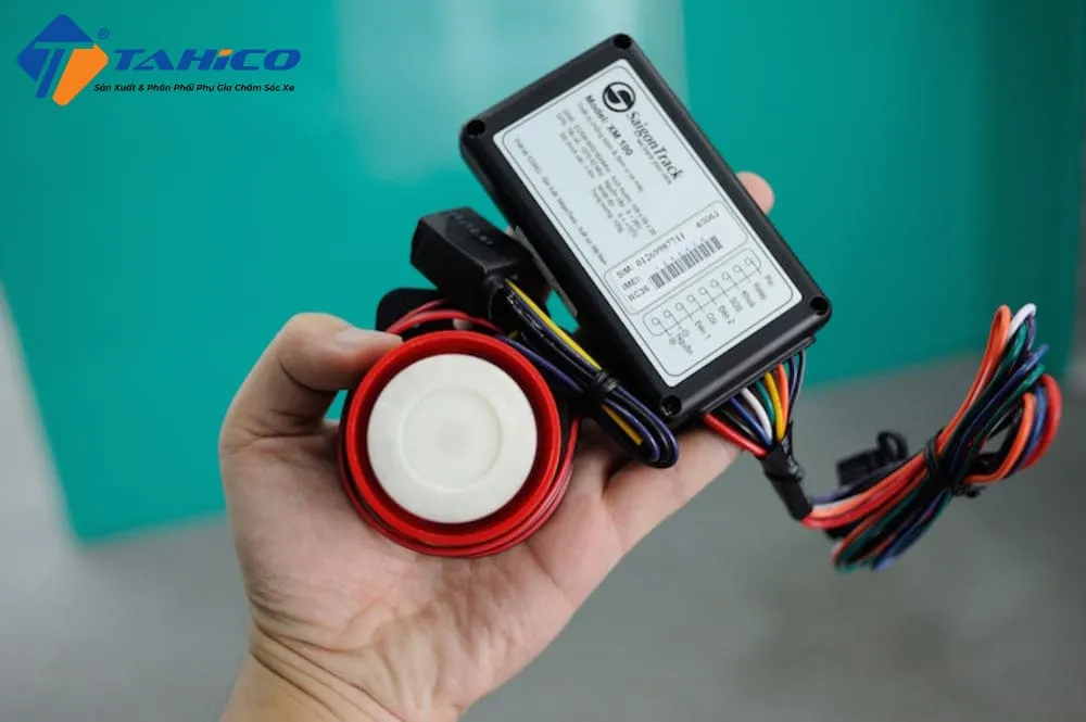 Một hệ thống chống trộm xe máy với thiết bị báo động được lắp đặt để cảnh báo khi có người lạ va chạm vào xe Wave