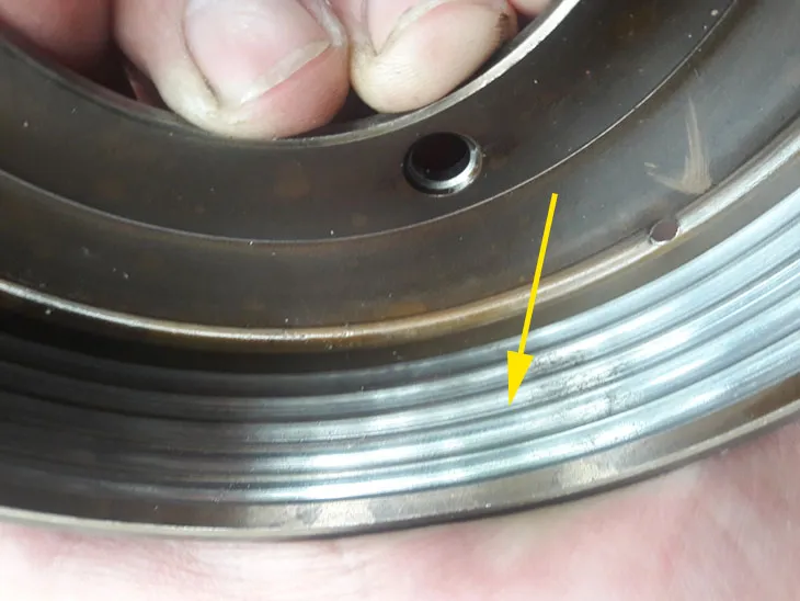 Chuông nồi xe Wave bị mòn bề mặt nòng trong, cần láng hoặc thay mới để cách làm nồi xe wave hiệu quả