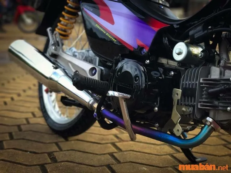 Cổ pô Wave tăng inox vân titan giúp tối ưu khả năng thoát khí và tăng tính thẩm mỹ cho hệ thống xả