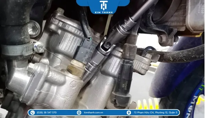 Bugi xe máy Yamaha đang tạo ra tia lửa điện để khởi động quá trình đốt cháy nhiên liệu