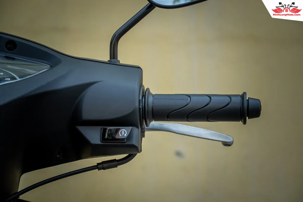 Vị trí công tắc trên Wave Alpha đen nhám