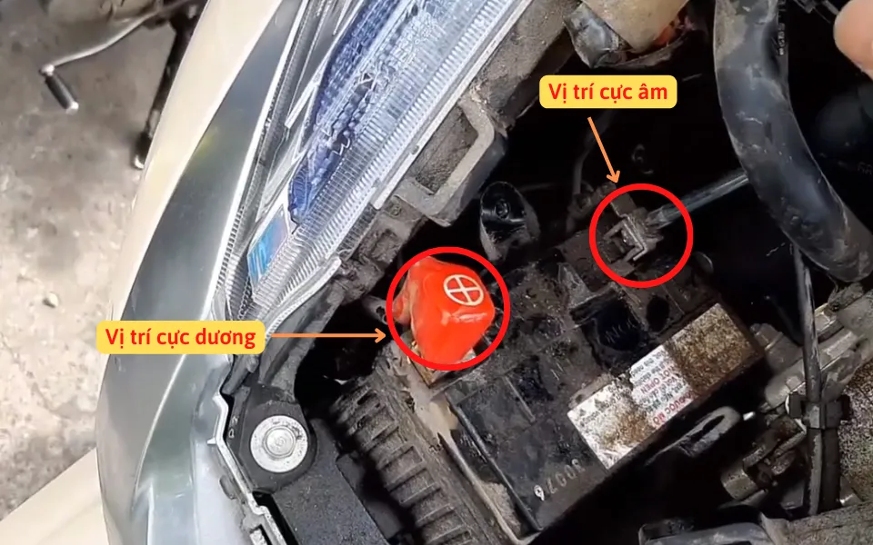 Phân biệt cực âm và cực dương bình ắc quy khi thực hiện câu bình điện