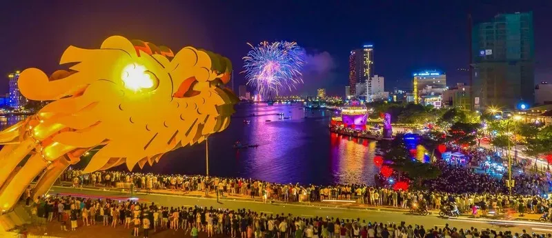 Hình ảnh nhộn nhịp tại trung tâm thành phố Huế nơi tập trung nhiều điểm thuê xe máy ở huế giá rẻ