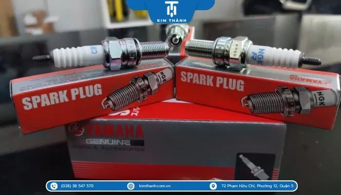 Hình ảnh cận cảnh một chiếc bugi Yamaha chính hãng mới, đảm bảo chất lượng vật liệu cao cấp