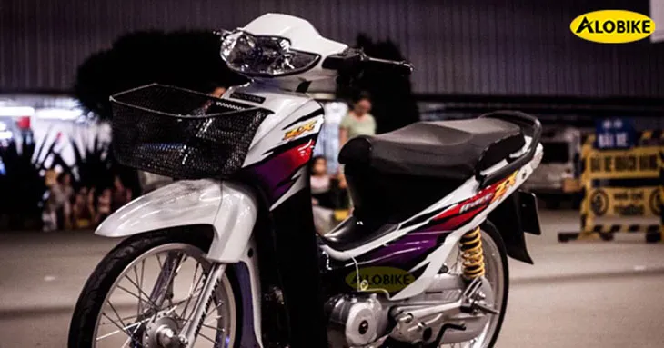 Tem Wave ZX chính hãng nổi bật trên dàn áo màu trắng đen cá tính.