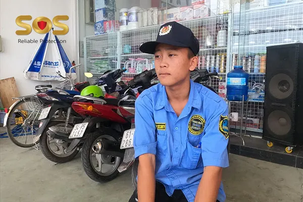 Nhân viên bảo vệ bãi xe đang kiểm tra an ninh và quan sát tình hình trộm cắp