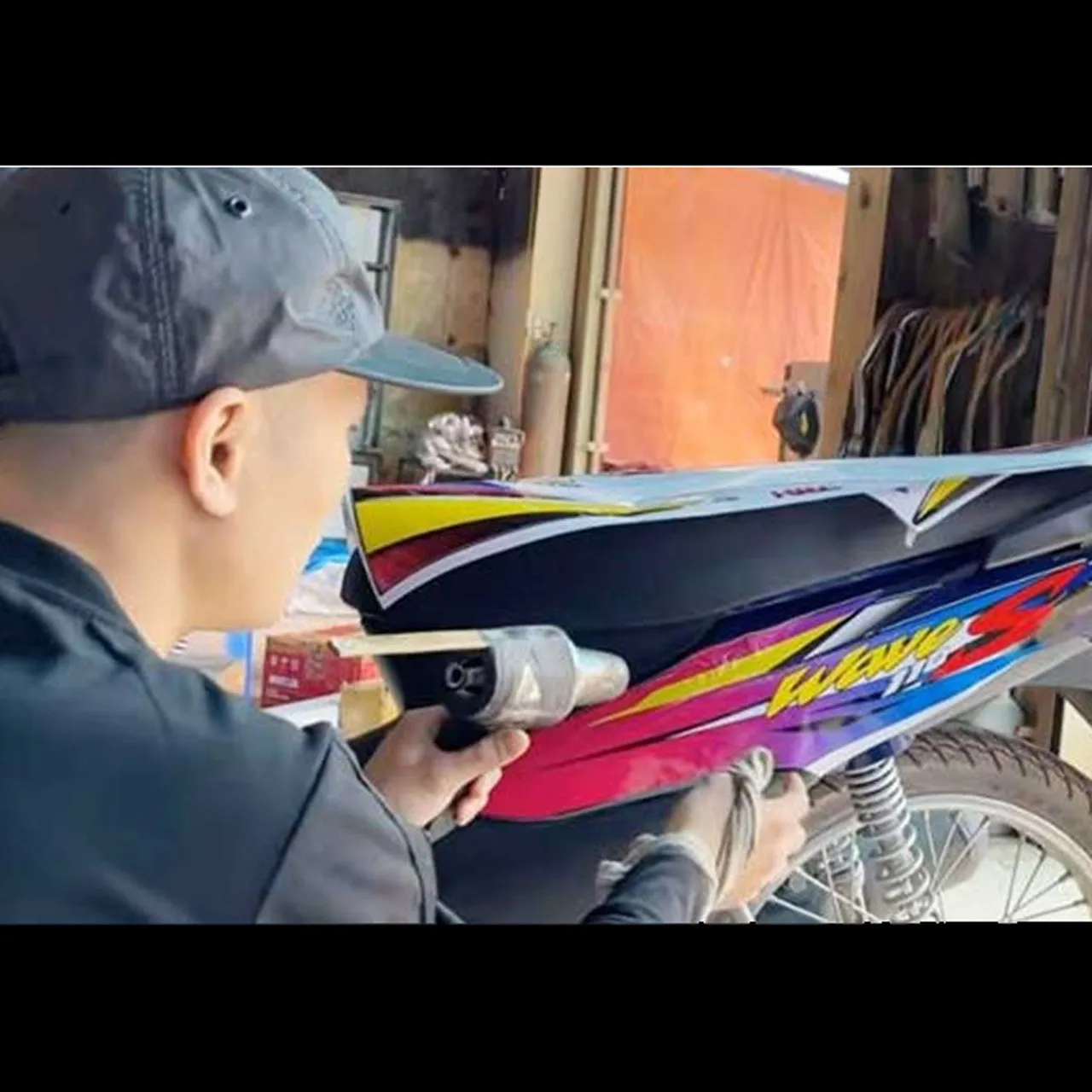 Cách xử lý lỗi sau khi dán tem trên xe Wave.