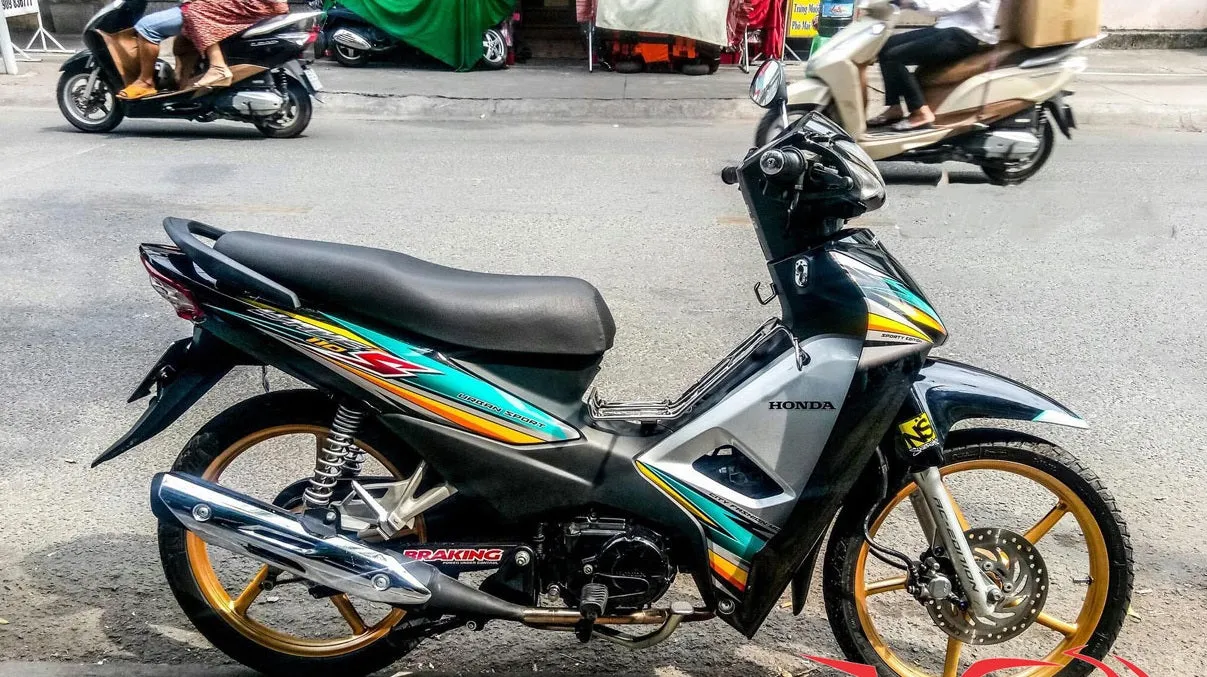 Chi tiết xe Wave 110 xanh ngọc dán tem trùm cao cấp, thể hiện độ bền màu và sự sang trọng của decal