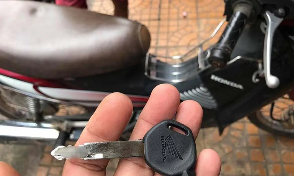 Thợ khóa đang kiểm tra ổ khóa sau khi làm lại chìa khóa xe Wave RS