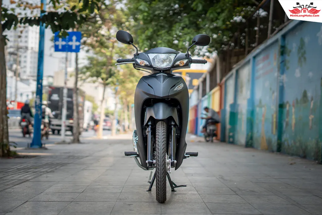 Cận cảnh đầu xe Wave Alpha đen nhám với đèn pha halogen và mặt nạ thể thao