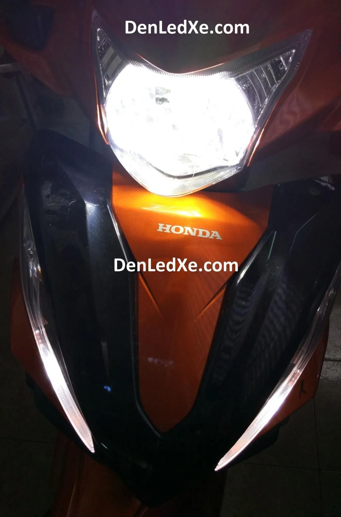 Ánh sáng đèn LED siêu sáng gắn trên chóa đèn xe Wave