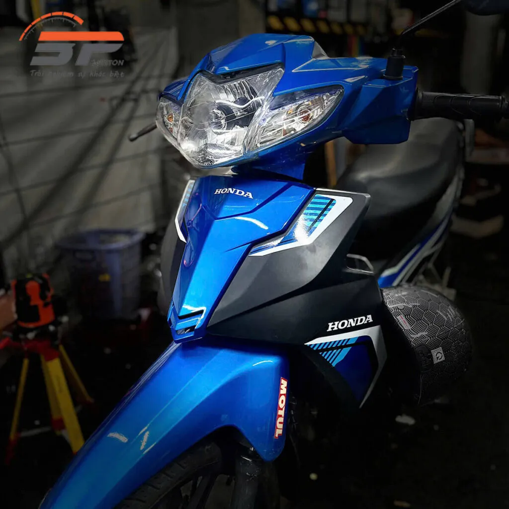 Sử dụng dụng cụ để điều chỉnh góc chiếu sáng đèn pha LED T2 Laser