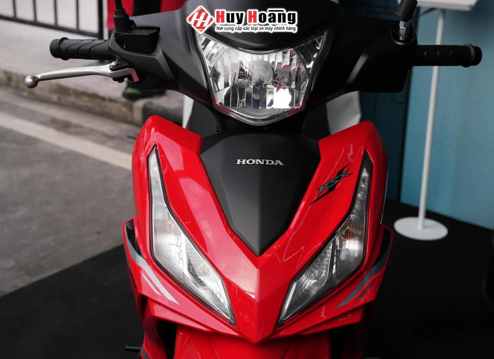 Cụm đèn pha LED phía trước và mặt nạ hình chữ V sắc nét của Wave RSX