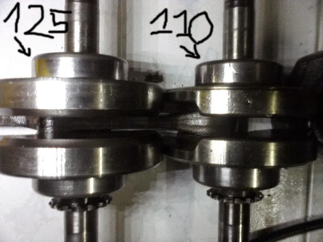 So sánh kích thước cây dên 125 và dên 110, minh họa linh kiện động cơ Wave Alpha được sử dụng trong kỹ thuật độ dên lớn để tăng hành trình piston.