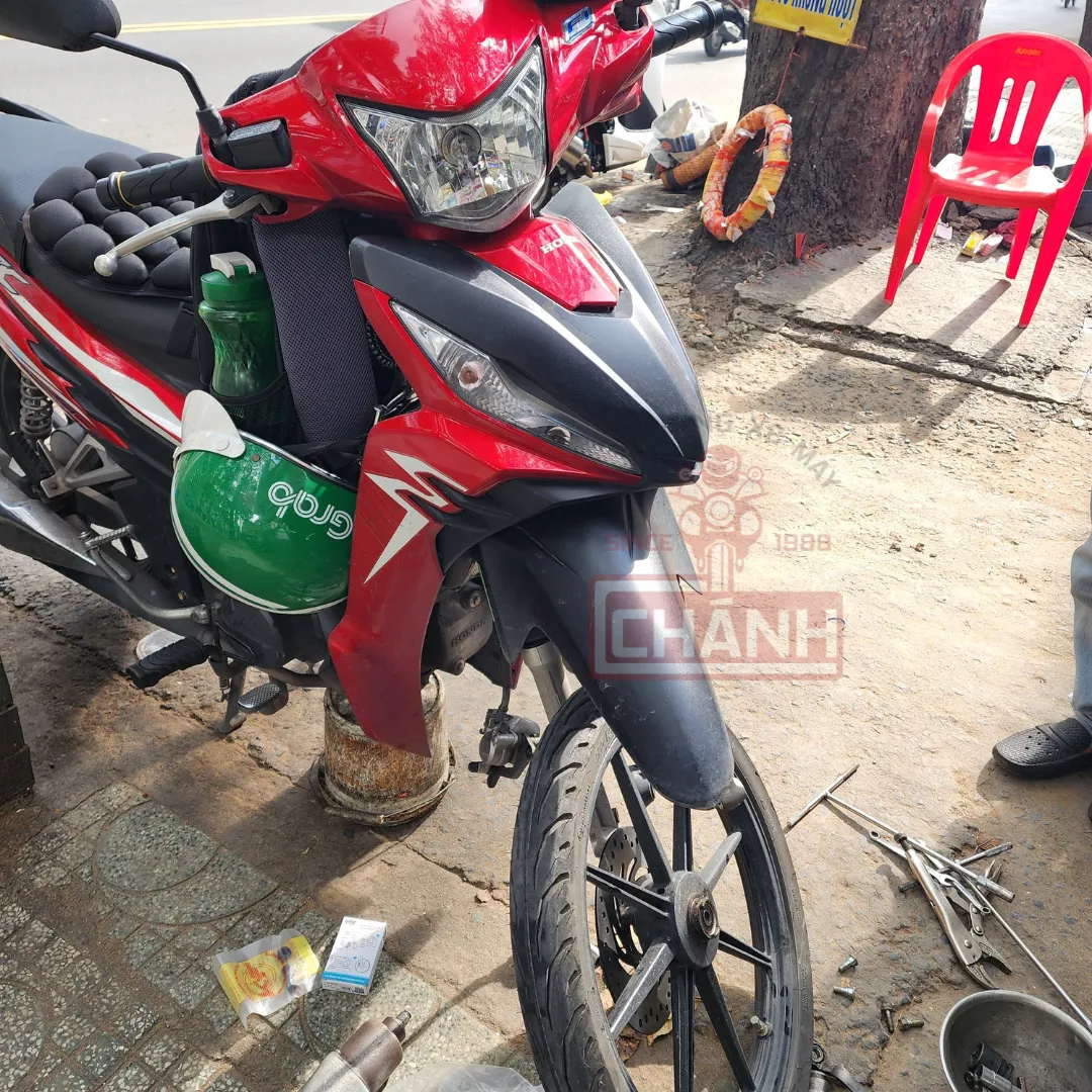 Khách hàng đang thay thế thắng đĩa xe Wave RSX tại trung tâm dịch vụ uy tín