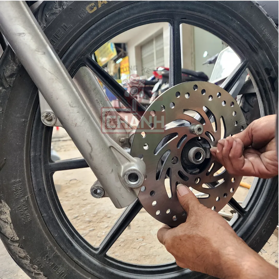 Kỹ thuật viên kiểm tra và lắp đặt đĩa thắng mới cho xe Wave RSX 110