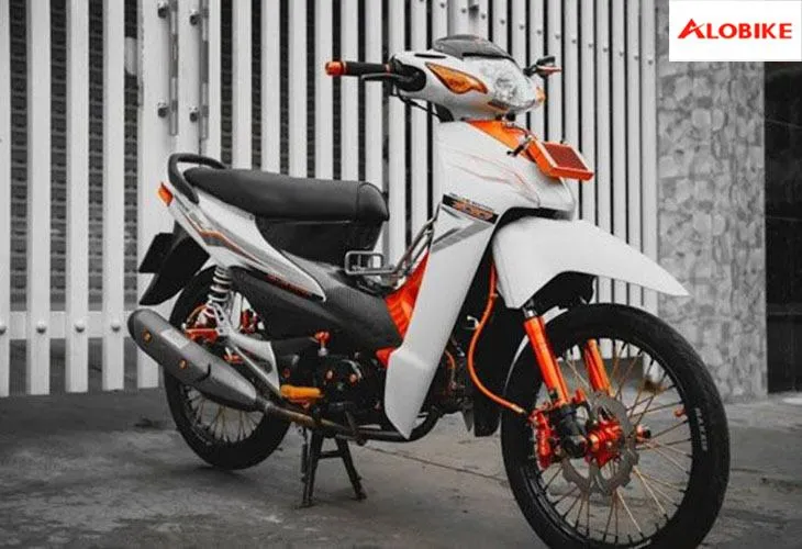 Đồ chơi xe kiểng Wave Alpha với việc độ lại dàn áo và các chi tiết nhựa, tạo nên phong cách độc đáo, cá tính