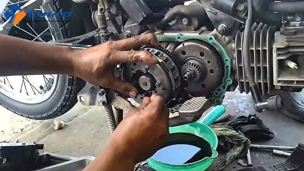 Chi tiết kỹ thuật bộ ly hợp (côn) xe máy Wave bị mòn cần thay thế