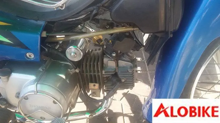 Kỹ thuật viên đang kiểm tra và hiệu chỉnh ECU sau khi hoàn tất việc độ phun xăng điện tử cho xe Wave đời cũ