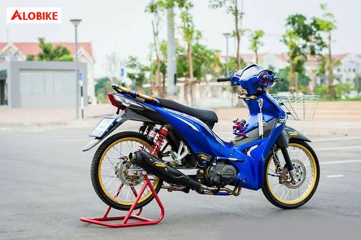 Wave độ kiểng nhẹ, tập trung vào sự hài hòa của dàn áo và nâng cấp cùm phanh