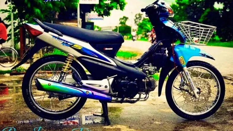 wave 2018 độ kiểng với mâm đúc và tem xe độc đáo, thể hiện phong cách độ kiểng Wave Alpha