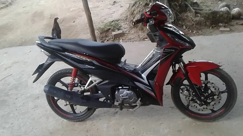 Tổng thể một chiếc Wave RSX đã được độ lại, thể hiện sự kết hợp giữa nâng cấp hiệu suất và thẩm mỹ.