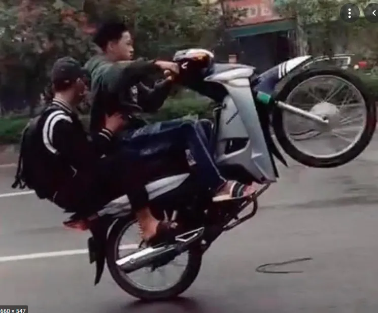 Hai người cùng nhau thực hiện bốc đầu xe Wave, thể hiện kỹ thuật phối hợp khó và mạo hiểm