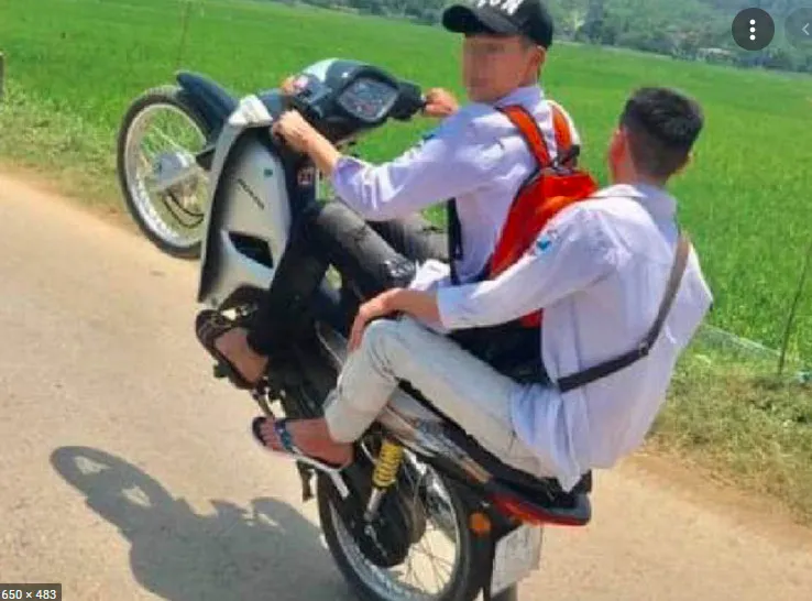 Hai thanh niên điều khiển xe Wave cùng lúc, cả hai đều đang bốc đầu trên đường phố