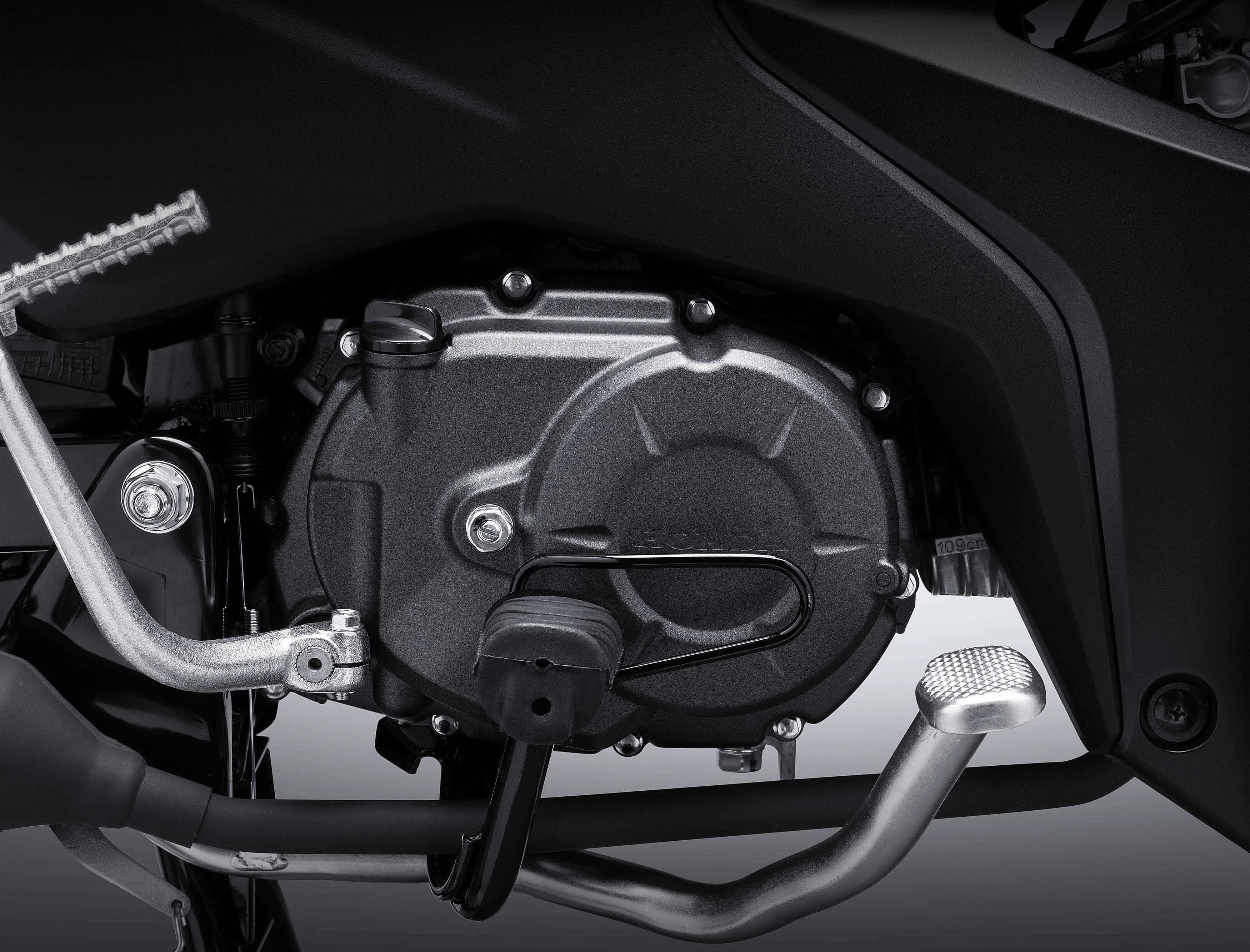 Cận cảnh động cơ 110cc của Honda Wave Alpha, minh họa sự tối ưu giữa hiệu suất và khối lượng xe Wave