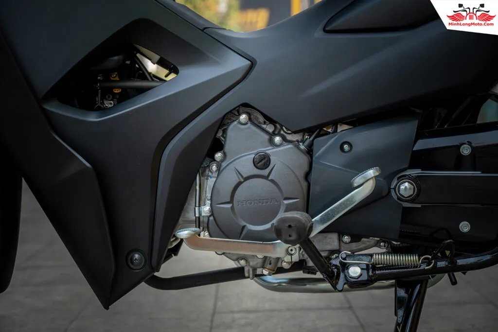 Cận cảnh khối động cơ 4 kỳ 1 xi lanh làm mát bằng không khí của Wave Alpha đen nhám