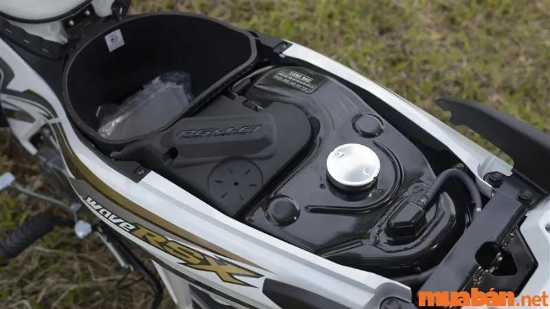 Mô tả vị trí bình xăng xe Wave RSX nằm dưới yên xe giúp tối ưu hóa trọng tâm và an toàn