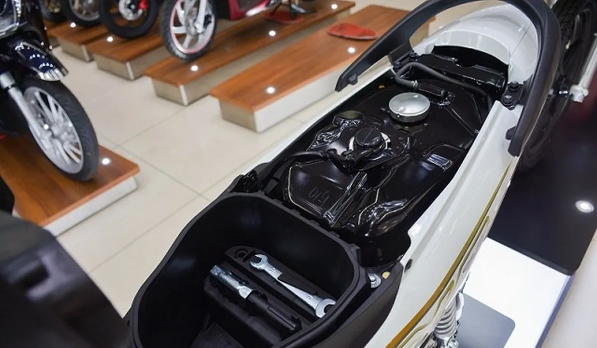 Dòng xe Wave RSX 110 Fi màu đỏ đỗ trên đường phố minh họa hiệu suất nhiên liệu